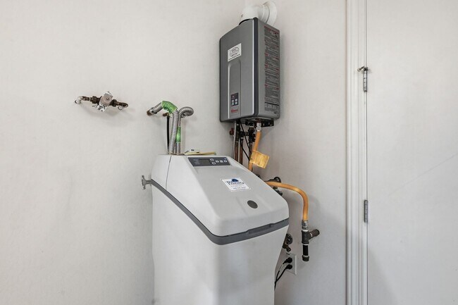 Building Photo - Gated Community Amazing ameneties