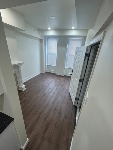 Living room - 905 W Susquehanna Ave
