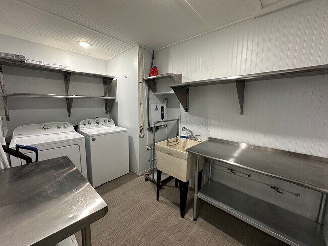 Building Photo - 1BR/1.5BA Downtown FURNISHED Apartment