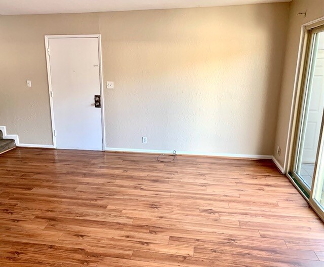 Building Photo - Great 2 bed, 1.5 Bath Condo with Garage in...