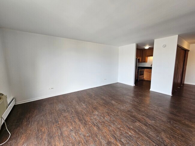 Building Photo - 2250 N Lincoln Ave