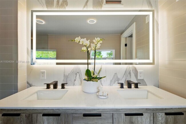 Building Photo - 1363 Biarritz Dr