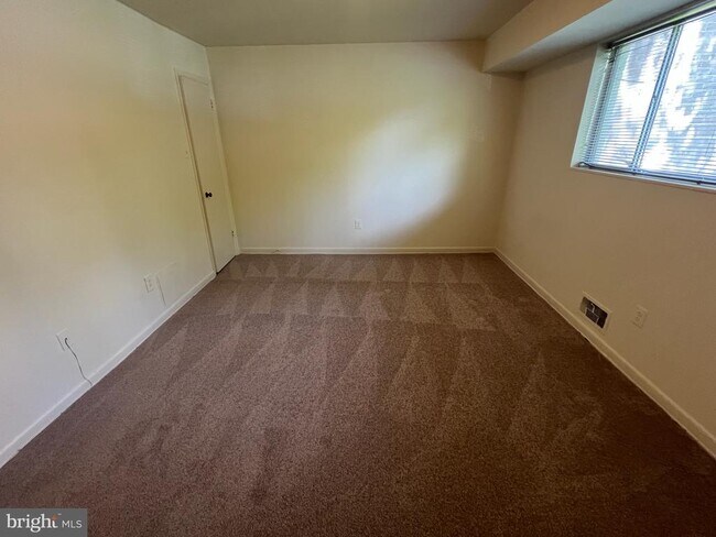 Building Photo - 10624 Kenilworth Ave