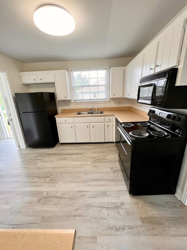 Building Photo - Madison Stunner! 3 Bed 2 Bath House W/ Fenced Back Yard