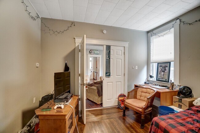 Building Photo - 350 Volkert St