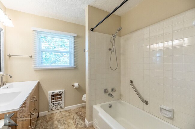 Building Photo - 4 BED, 2 BATH, 2 CAR GARAGE!