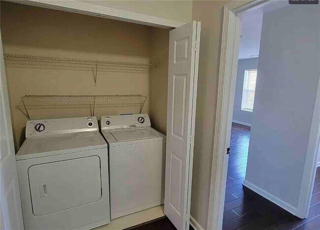 Building Photo - 255 Azalea Cir