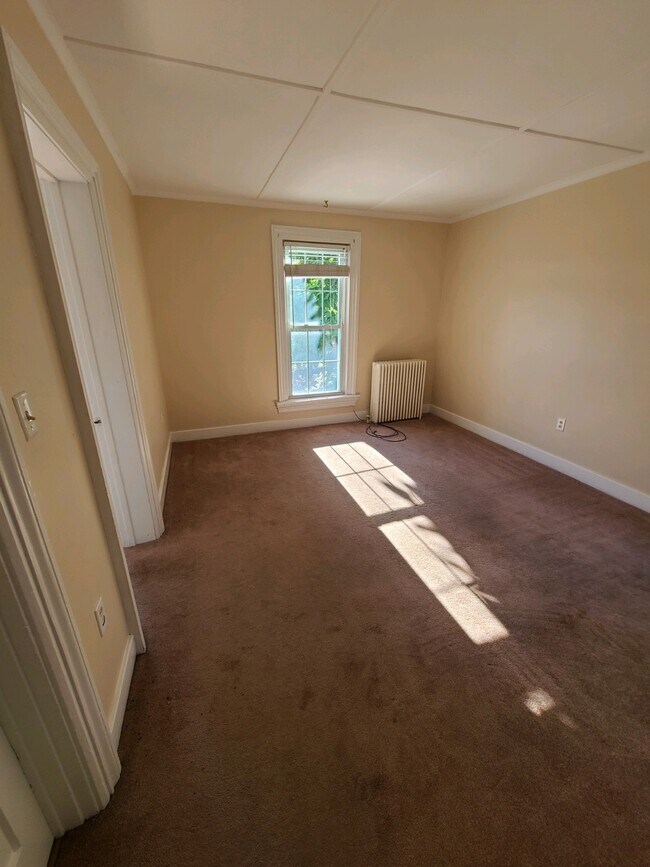 livingroom - 165 W 4th St