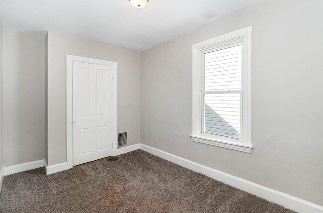 Building Photo - 3 Bedroom 2 Bathroom Home