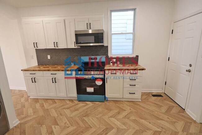 Building Photo - 910 Harriet St