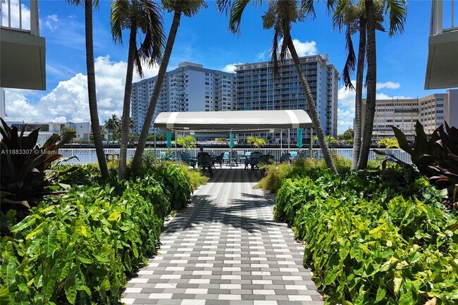 Building Photo - 1913 S Ocean Dr