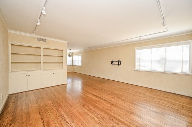 Building Photo - 2821 Eastgrove Ln