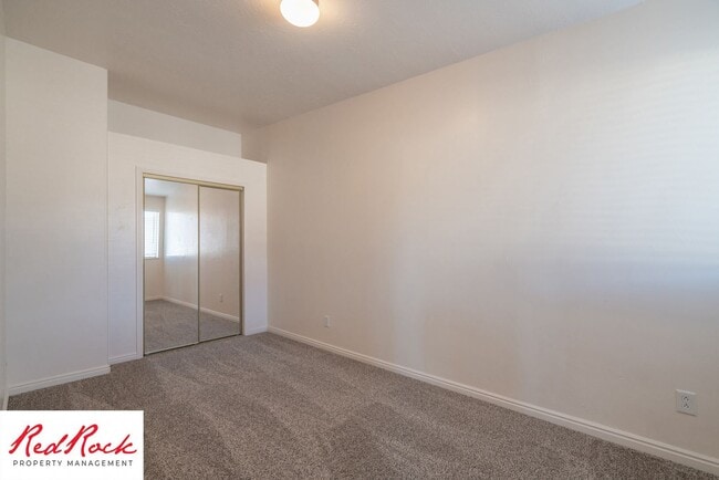 Building Photo - Enjoy Scenic Ivins Living – 3-Bed, 2-Bath ...