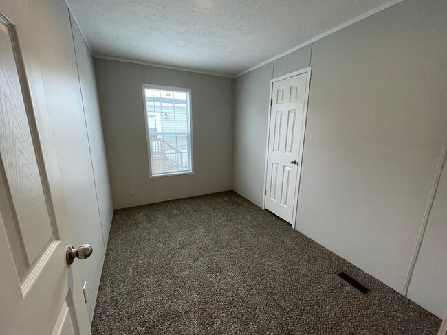 Building Photo - 46000 Geddes Rd