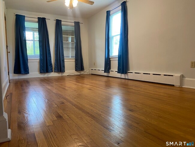 Building Photo - 304 Buckingham St