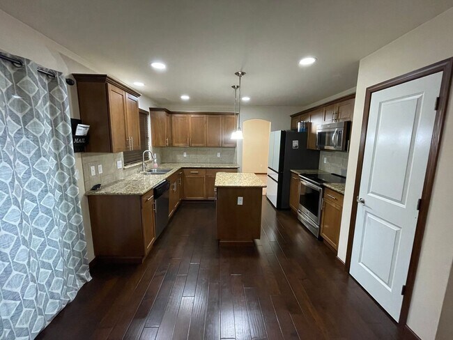 Building Photo - Gorgeous, Pet Friendly Home Close to Every...