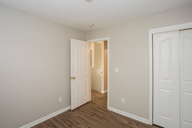 Building Photo - 2112 Highland Park Dr