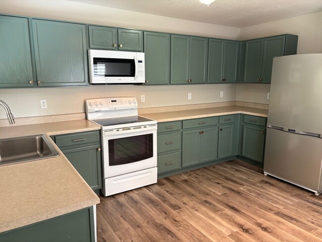 Building Photo - Charming 3 Bedroom, 2 Bath Home in Peacefu...