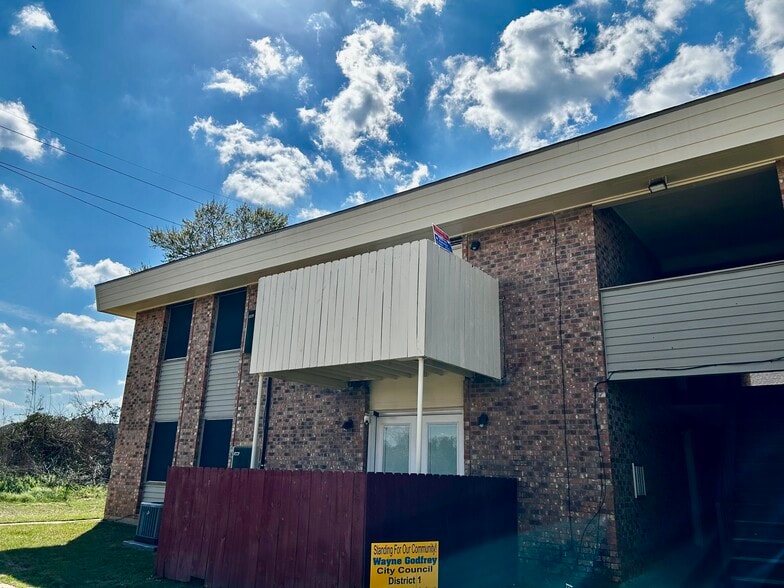 Building Photo - 305 Greenbriar St