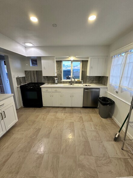 Building Photo - 38355 Vista Dr