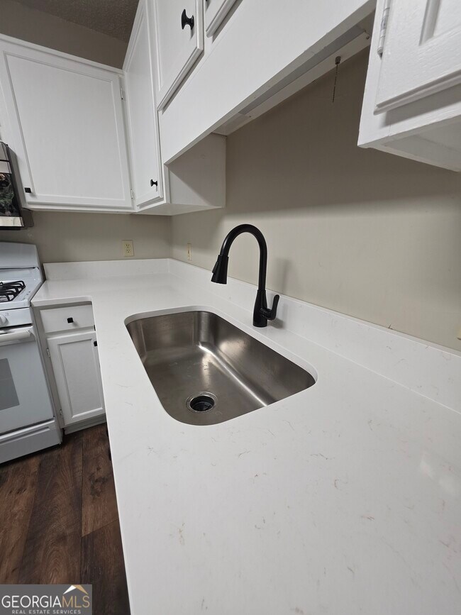 Building Photo - 302 Henley Way