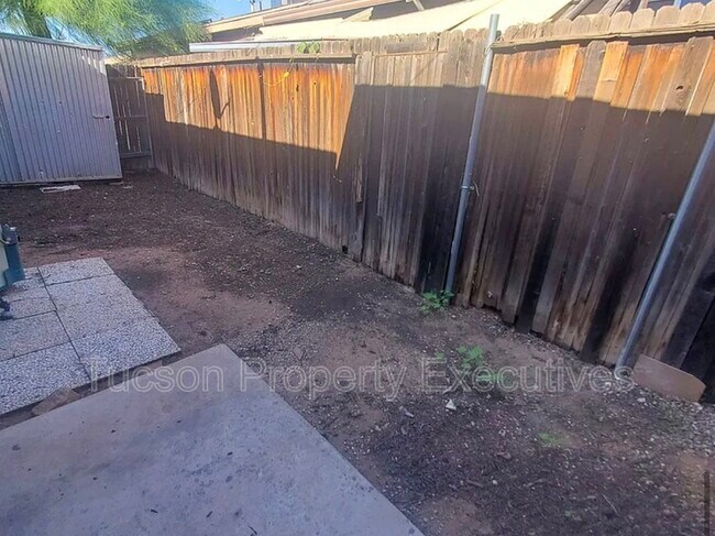 Building Photo - 319 E Blacklidge Dr