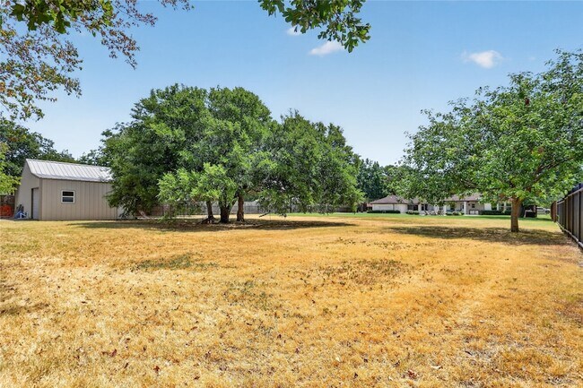 Building Photo - 1400 Emerald Cir