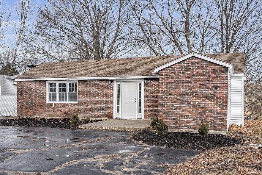 Building Photo - 297 Elm St