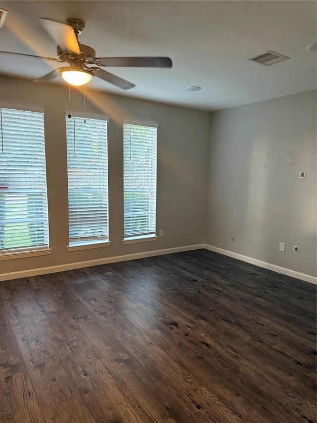 Building Photo - 6207 Woodvale Dr