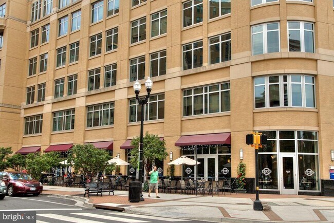 Building Photo - 1021 N Garfield St