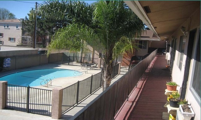 Building Photo - 641 S Velare St