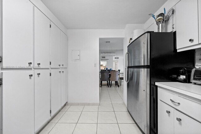 Building Photo - 300 Bayview Dr