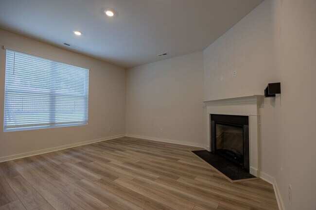 Building Photo - 1071 Ross Farms Blvd