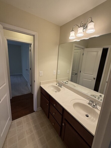 Building Photo - 1629 Robindale Dr