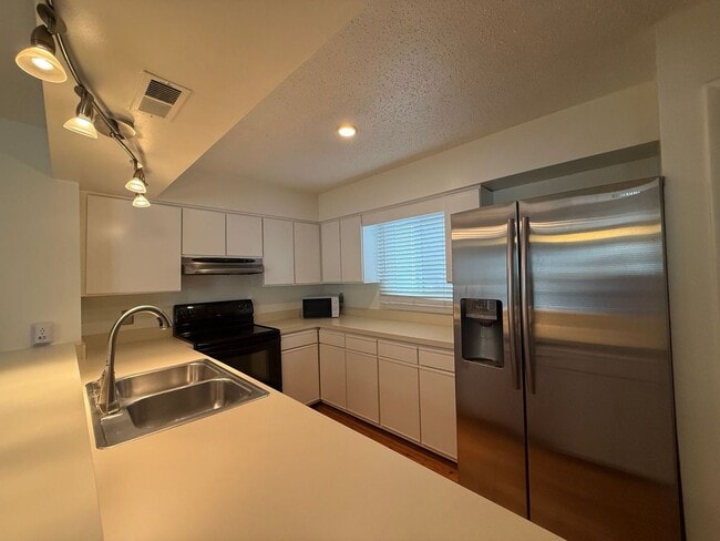 Building Photo - Chesapeake Bay Condo – One Block from the Beach! "Ask About Our Zero Deposit"