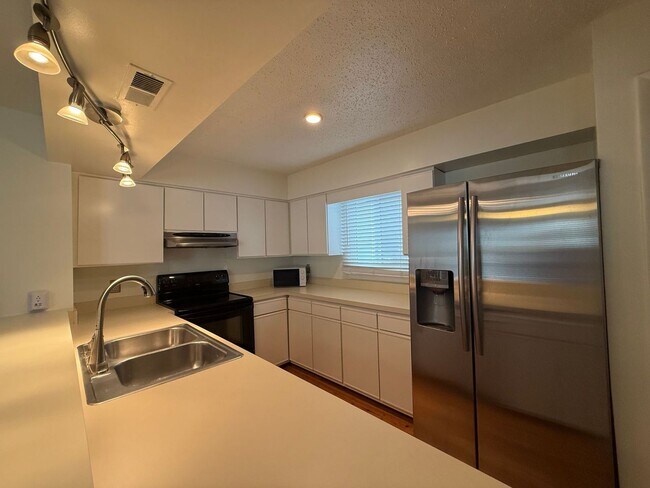 Building Photo - Chesapeake Bay Condo – One Block from the Beach!