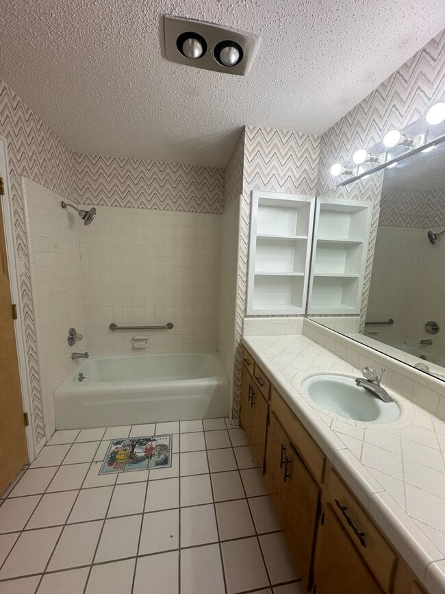 Building Photo - 2 Bed Brick House! Golf Course View!
