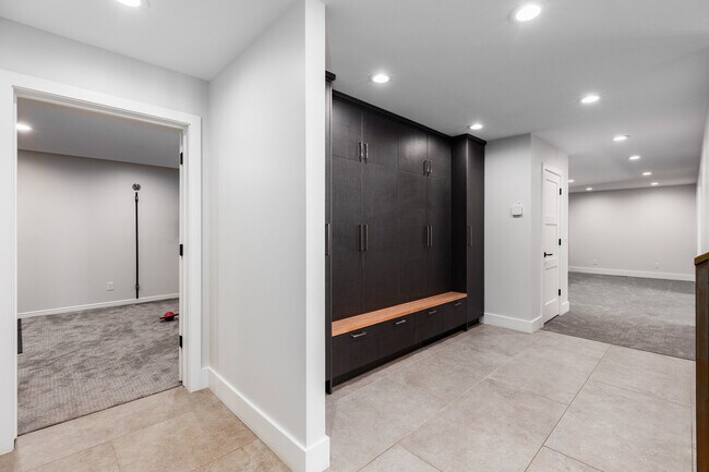 Building Photo - 4545 S Thousand Oaks Dr
