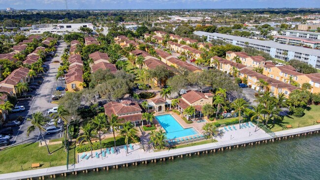 Building Photo - 1110 Lake Shore Dr