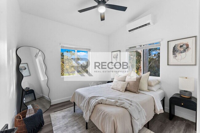 Building Photo - 832 Desty St