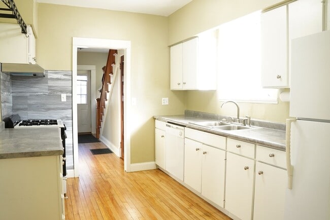 Building Photo - AVAILABLE JUNE - 3 BED 1 BATH