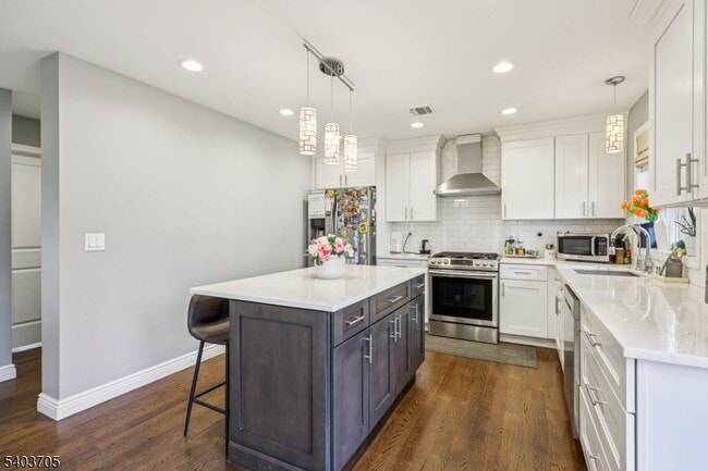 Building Photo - 3-11 Lyons Ave