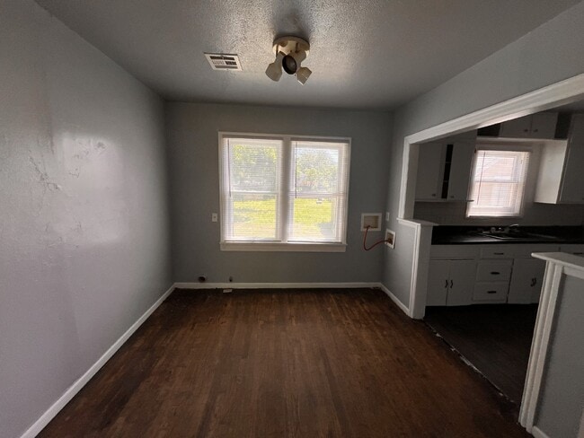 Building Photo - Move-In Ready 2B/1B in SW OKC