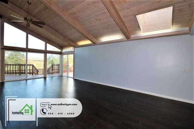 Building Photo - 875 Lakeview Dr