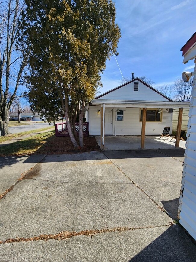 Building Photo - Updated 3 Bedroom Ranch style home