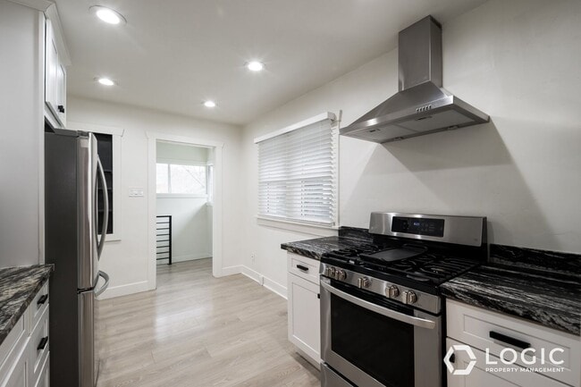 Building Photo - 2347 S Green St