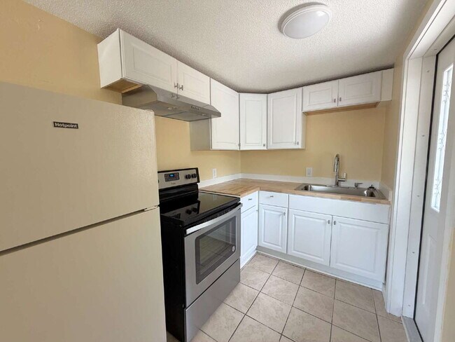 Building Photo - Cozy 1-Bed on Silver Spur Drive, Holiday FL