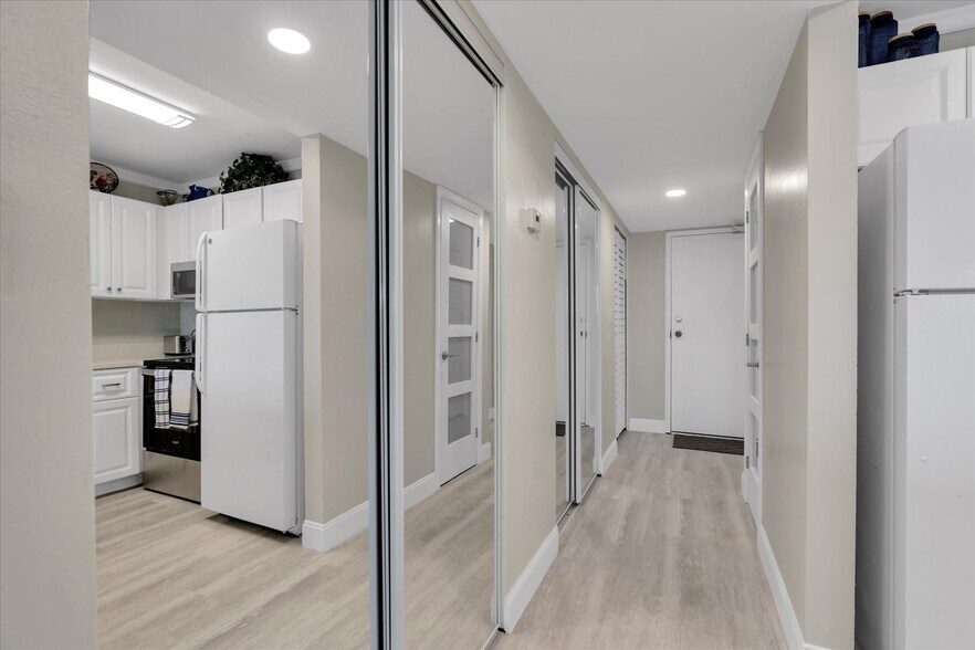 Building Photo - 4550 Cove Cir