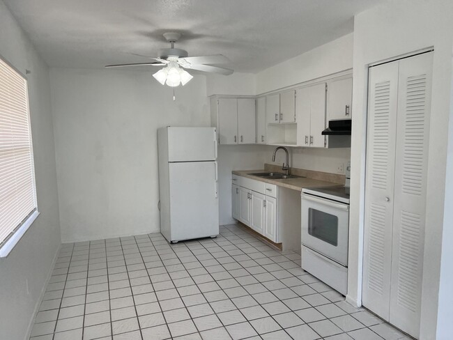 Building Photo - Beautiiful Palm Gardens 2 bedroom, 1 bath ...