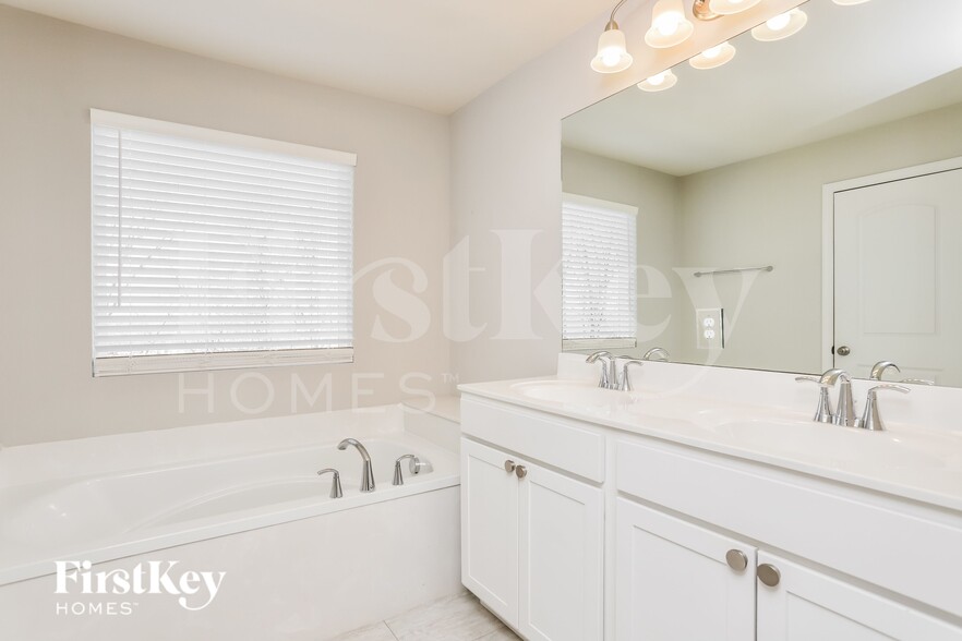 Building Photo - 1701 Ridgeway Trl